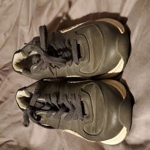 Everlane Grey Leather Sneakers. Size 7